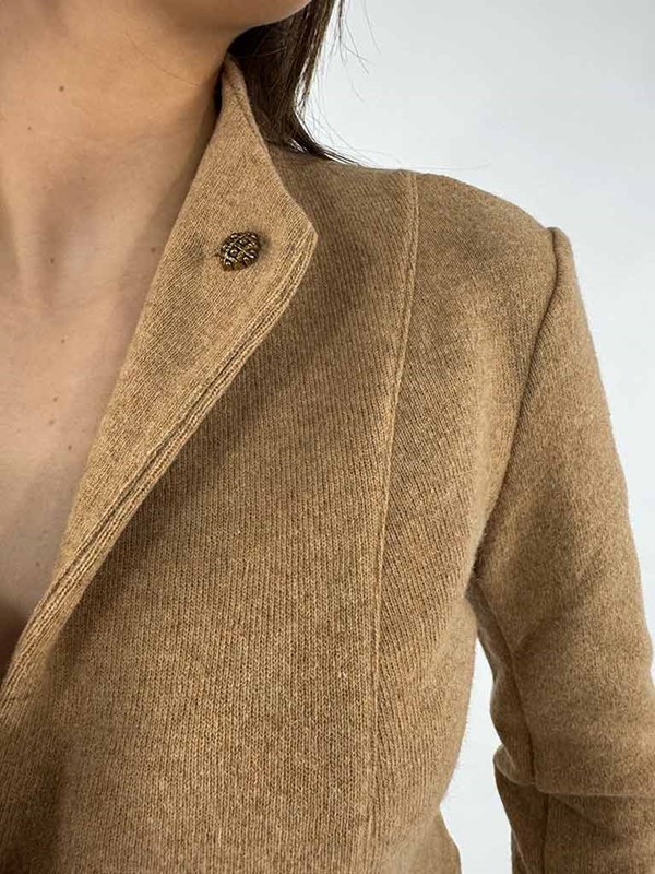 giacca-coreana-bottone-oro-gemello