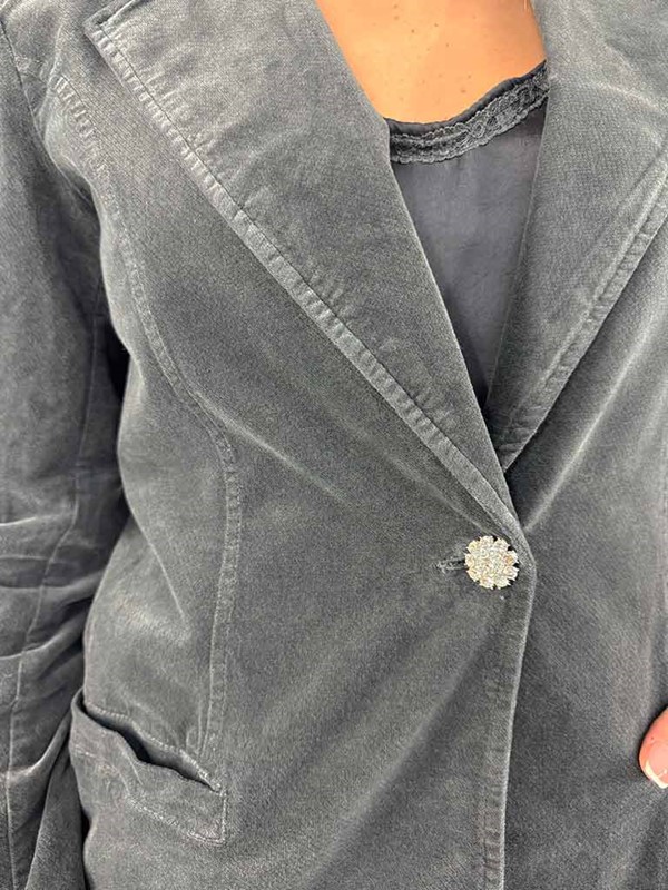 giacca-in-velluto-bottone-gioiello-lanzarote