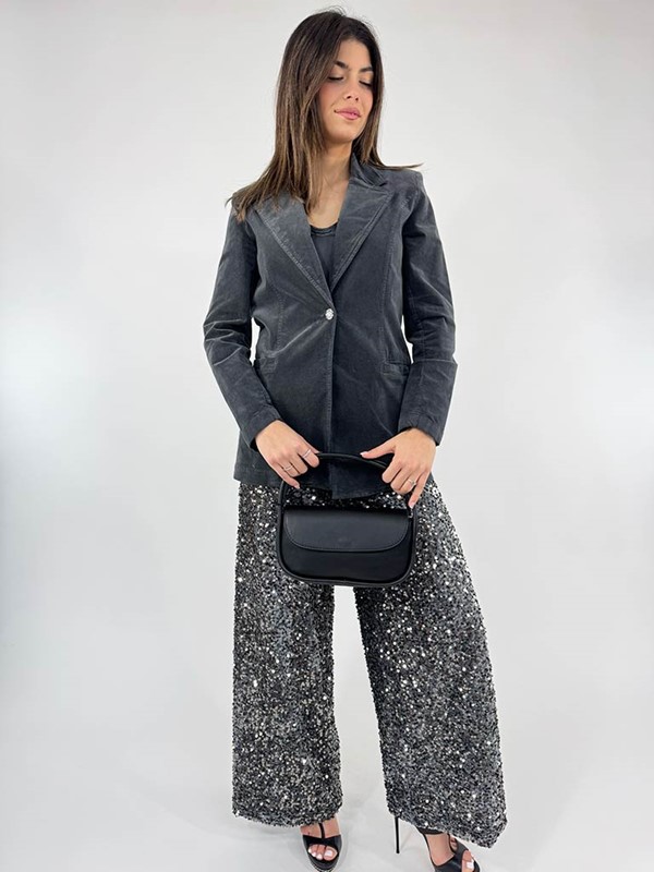 giacca-in-velluto-bottone-gioiello-outfit