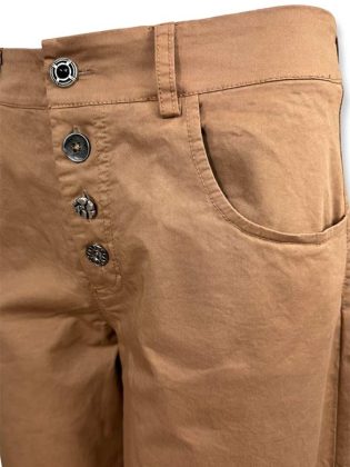 Pantalone con bottone a fiore