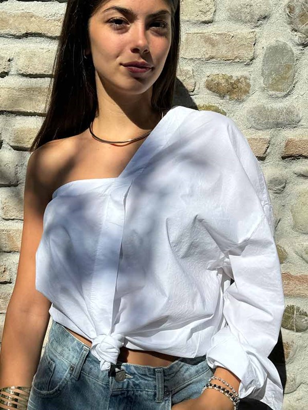 camicia-monospalla-bianca-manica-palloncino