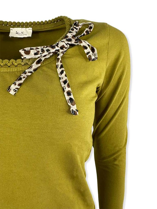 t-shirt-con-fiocco-maculato-olio