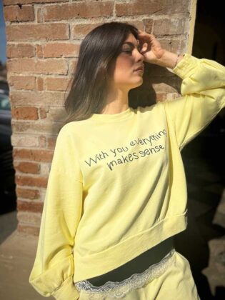 Felpa a scatola con scritta