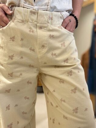 Pantalone morbido con ricamo