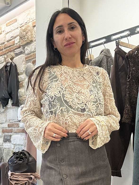 Blusa in pizzo ricamo ciniglia - immagine 4